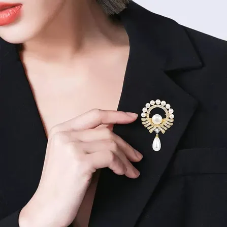Glamorous Pearl & Rhinestone Decor Brooch